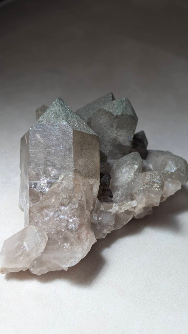 アルプス水晶・スモーキークォーツ（クローライト共生） ⭓ クラスター原石 ⭔ スイス・ウーリ州産