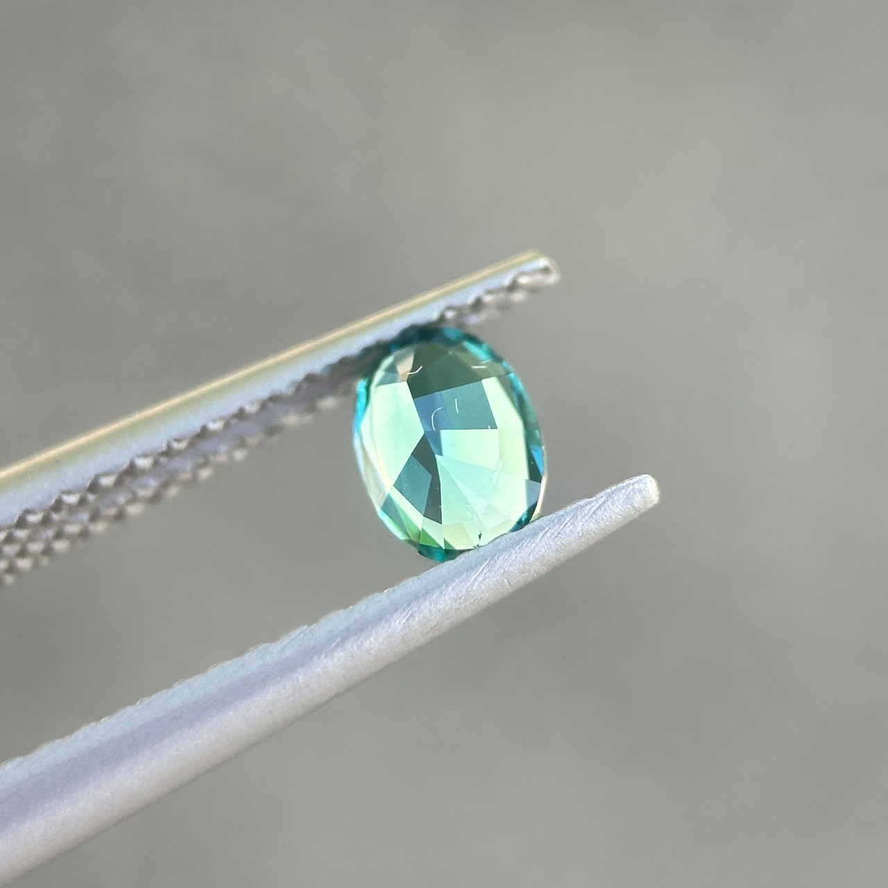 ラグーントルマリン 5.5x4.0mm, 0.40ct, ナミビア産