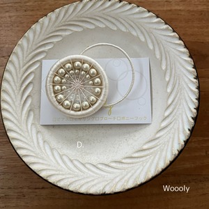 woooly :  糸巻ブローチ　白金×ビーズ