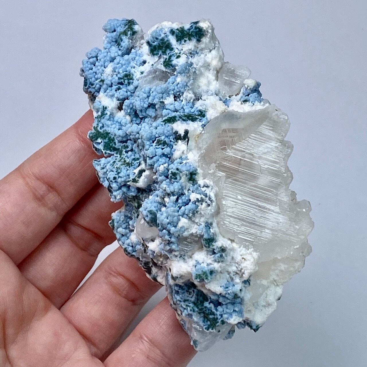 カルサイト共生ブルーカルセドニーのクラスター Blue chalcedony