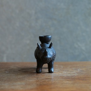 背中にキャンドルを乗せる、ずっしりとしたサイ 2