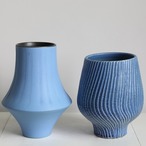 花瓶 ダークブルー 深い青 リブ模様 縦ライン フラワーベース 陶器 モダン 装飾 花器 ネイビー インテリア ユニーク