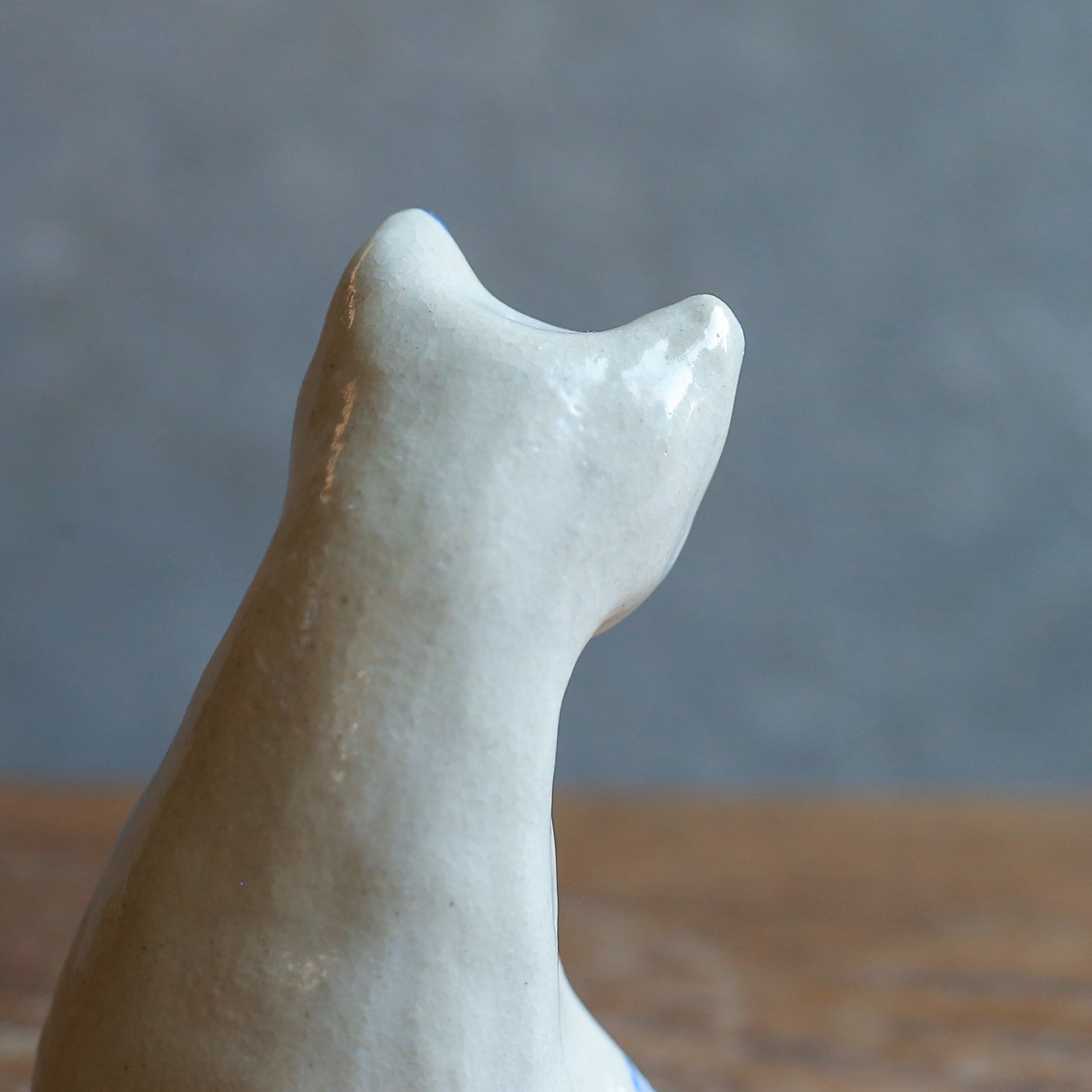 優しい表情で微笑む、陶器のネコ