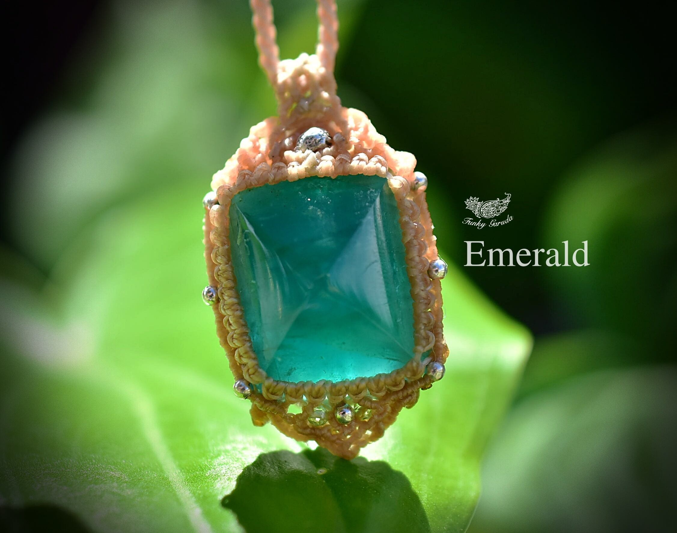 彩鮮やか★大きなサイズ43.4ct★エメラルド マクラメペンダントA628