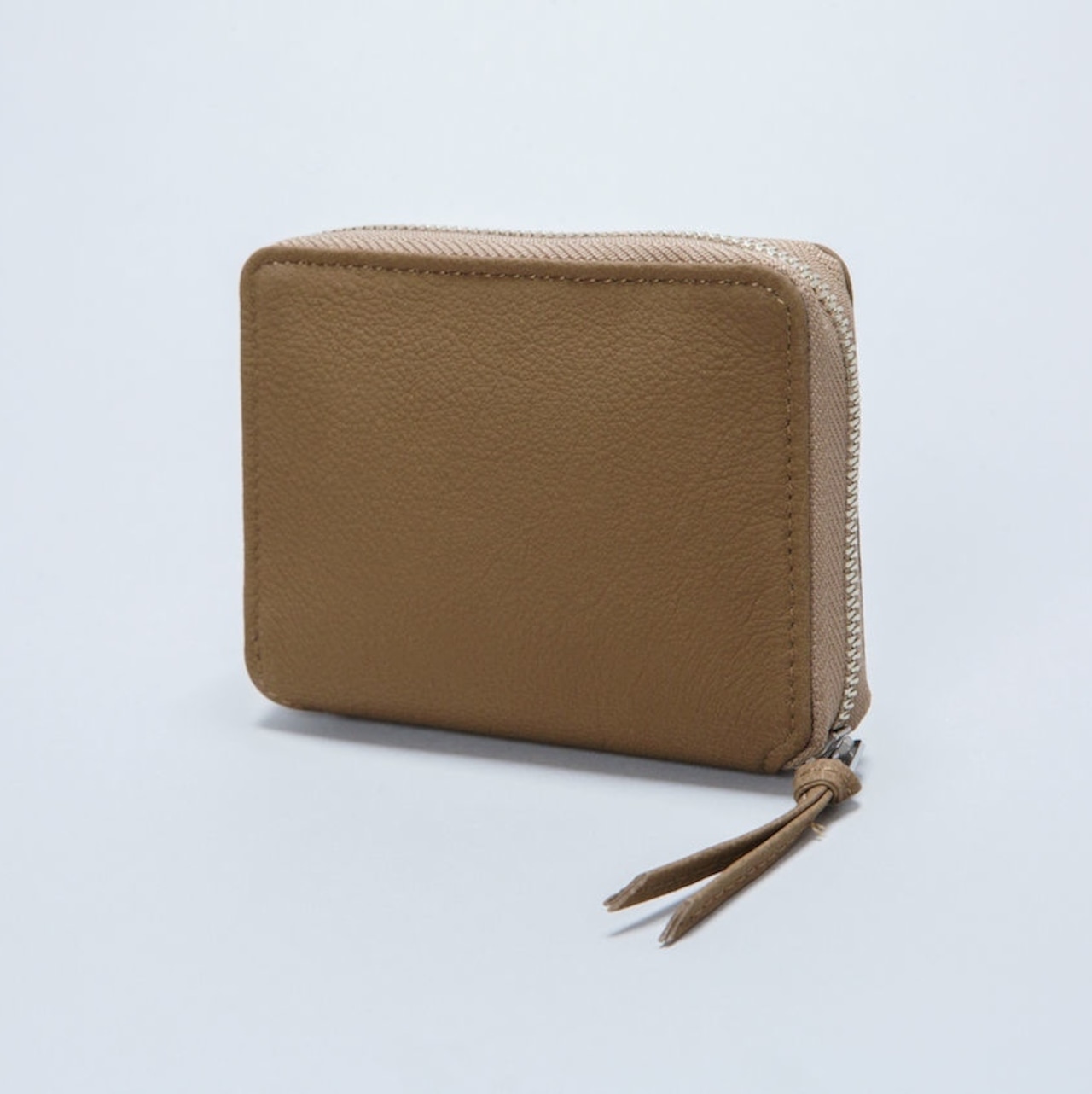 E R A. BUBBLE CALF ROUND PALM WALLET  L002