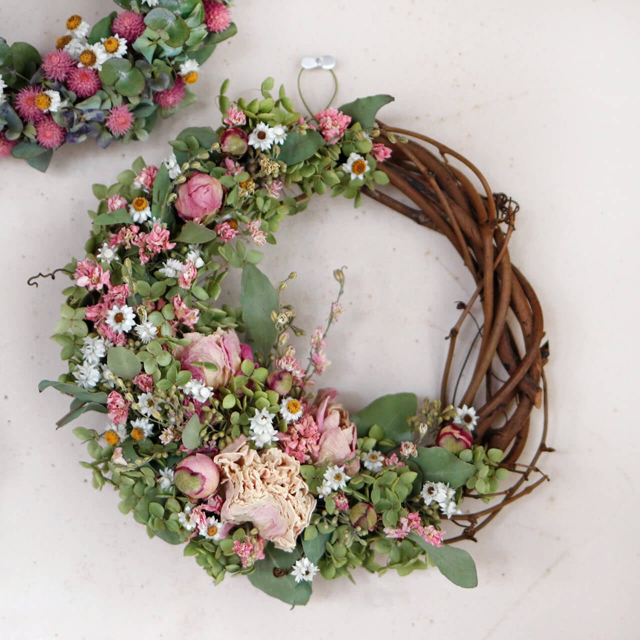 母の日ギフトにおすすめ♪【1点もの 約直径28cm】 シャクヤクとちどり草のピンクがかわいい大きめハーフムーンリース * ドライフラワー