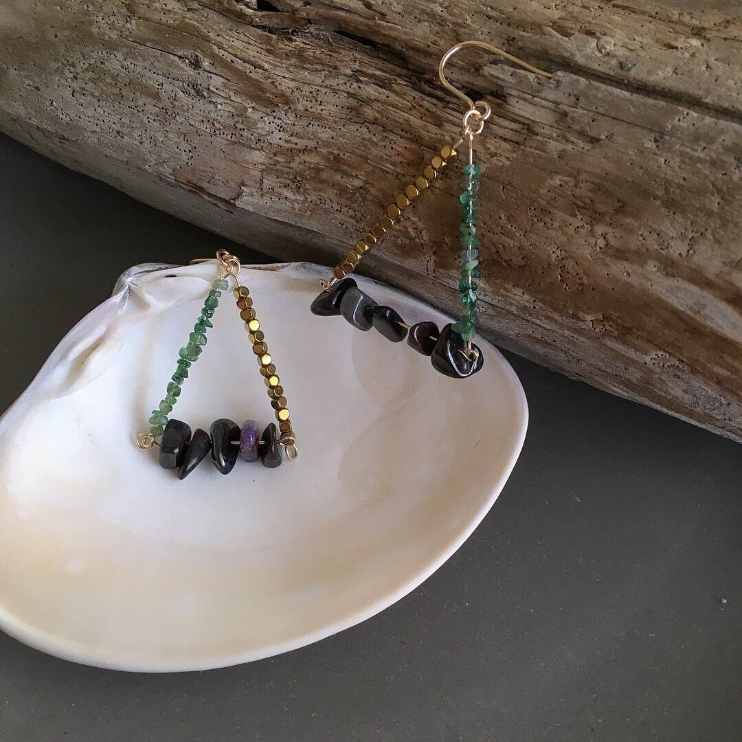 スギライトとエメラルドとヘマタイトのトライアングルピアス