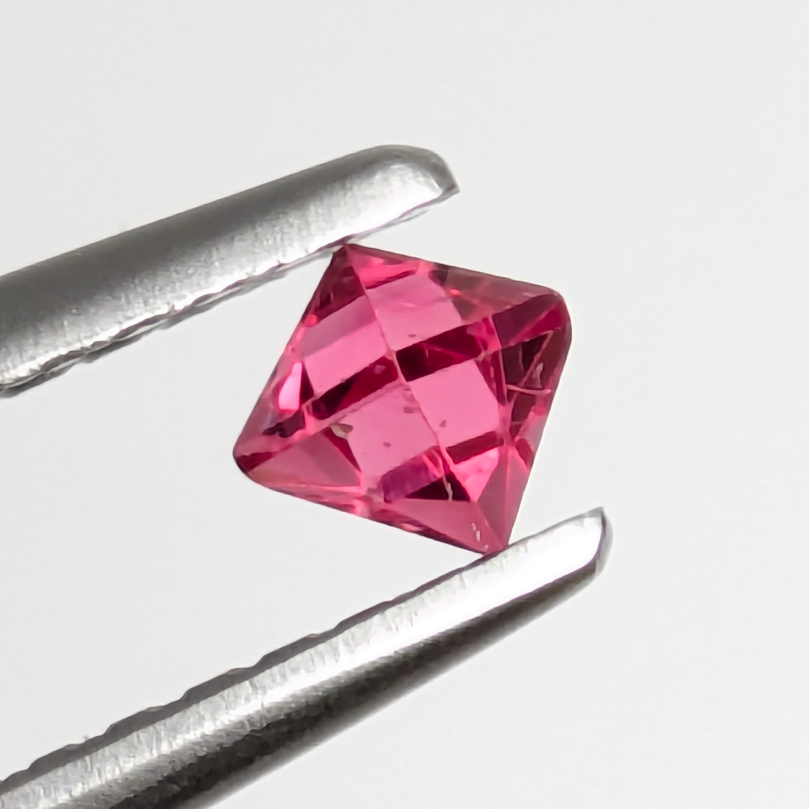 スピネル原石 ミャンマー・モゴック産【0.18ct】 PRO208152 | Gem's