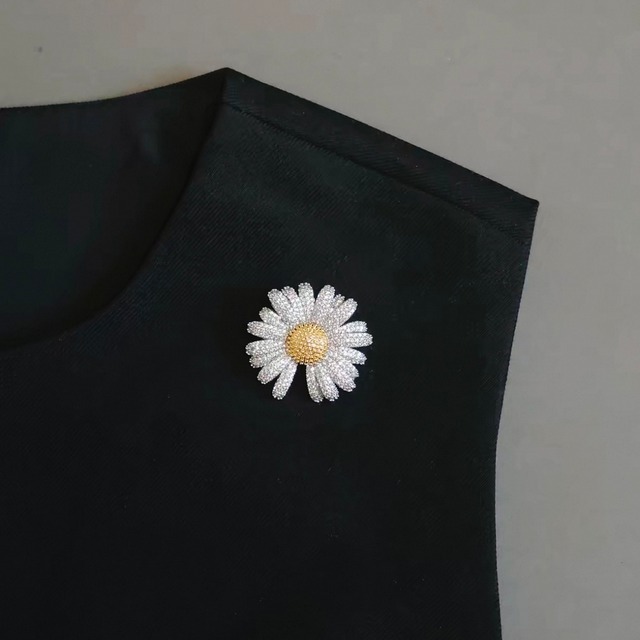 margaret brooch K890
