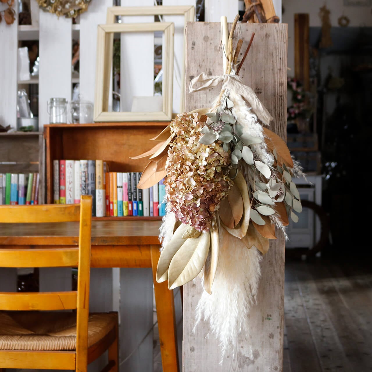 【1点もの 長さ75cm】 内玄関の白い壁にぴったり♪ アジサイミナヅキとパンパスグラスの大きいドライフラワースワッグ * ナチュラルインテリア 店舗ディスプレイ 韓国 北欧 インテリア 開店祝い 誕生日 ギフト 引越祝い 結婚式 前撮り フォトウェディング ブーケ