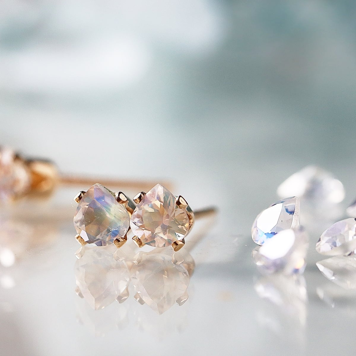 Rain drop レインボームーンストーンの花びらピアス｜4×4mm 14Kgf｜6月