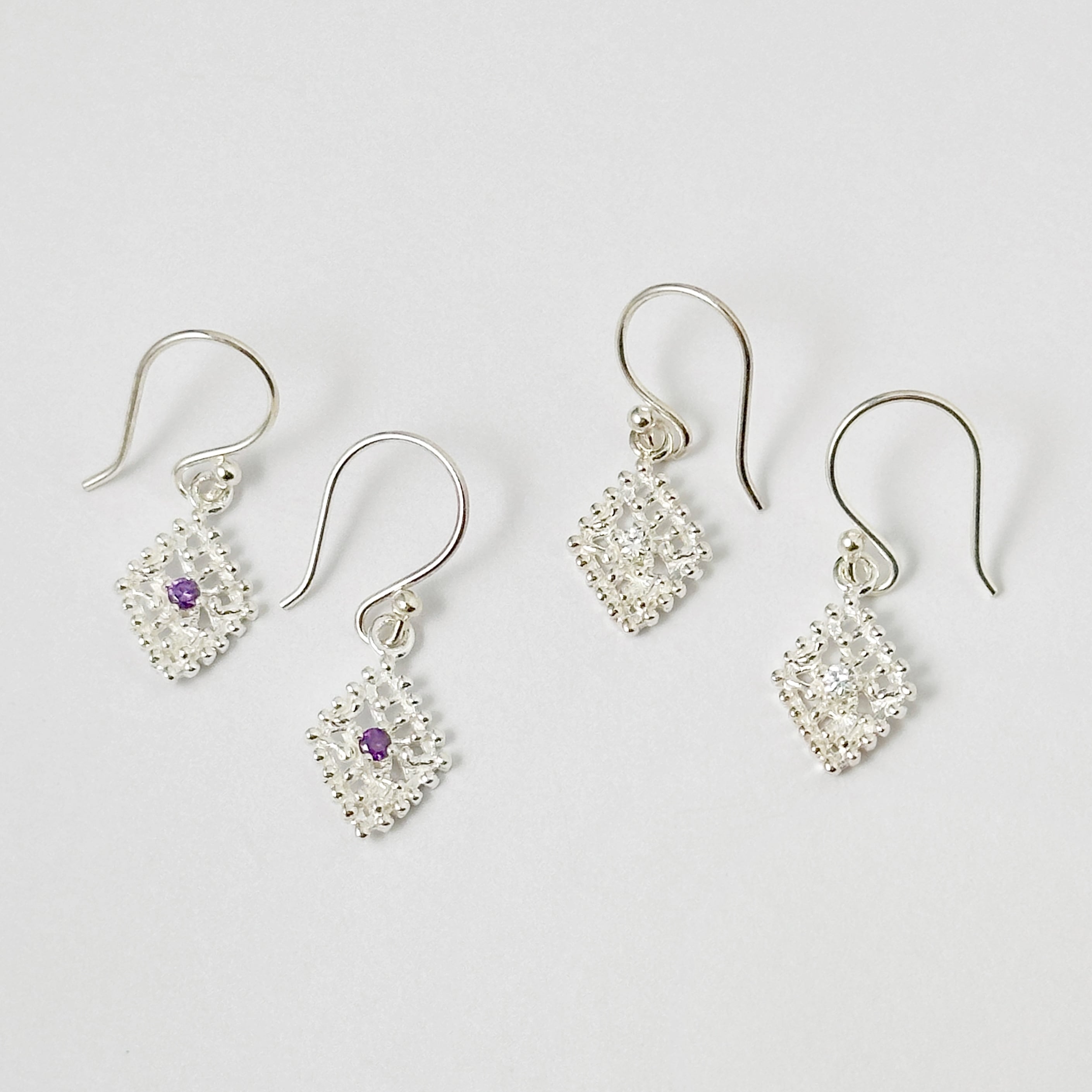 パープル / クリア ジルコニア ヒシガタ スカシ フック ピアス