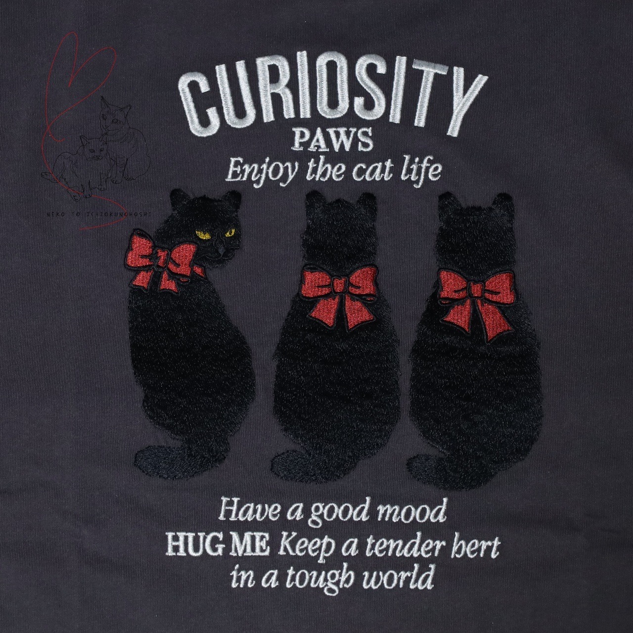 背中刺繡の黒猫がかわいいロングTシャツ　チャコール