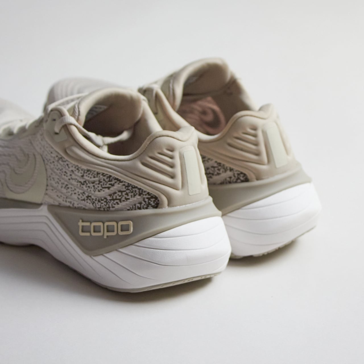 Topo Athletic（トポ アスレチック）ULTRAFLY 5 -Tan/White（WOMEN