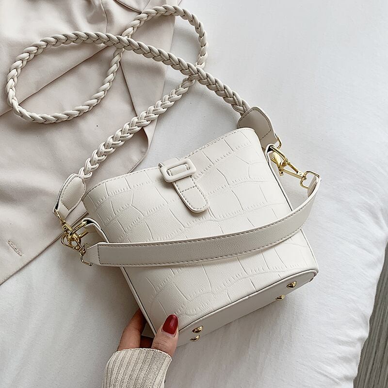 センス小さなバッグ女性2020人気の新しい新しい流行のファッションワイルドワンショルダーメッセンジャーバッグネット赤ポータブルバケットバッグ Tiancai_Wing_Bag37704842827