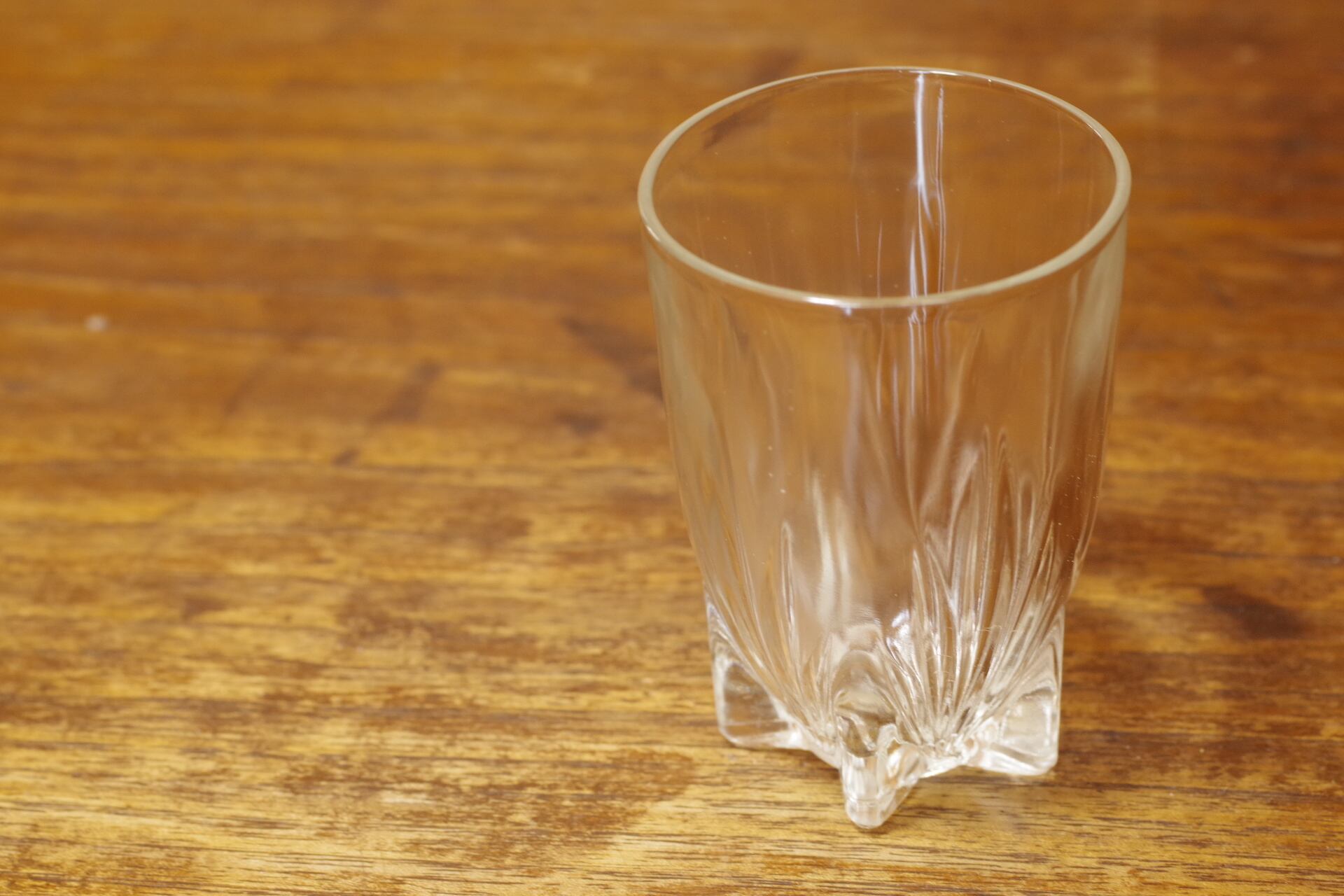 底が星型 小ぶりの古いガラスタンブラー ガラスコップ グラス ガラス食器 昭和レトロ 古道具 暮らしの古道具 古箱屋