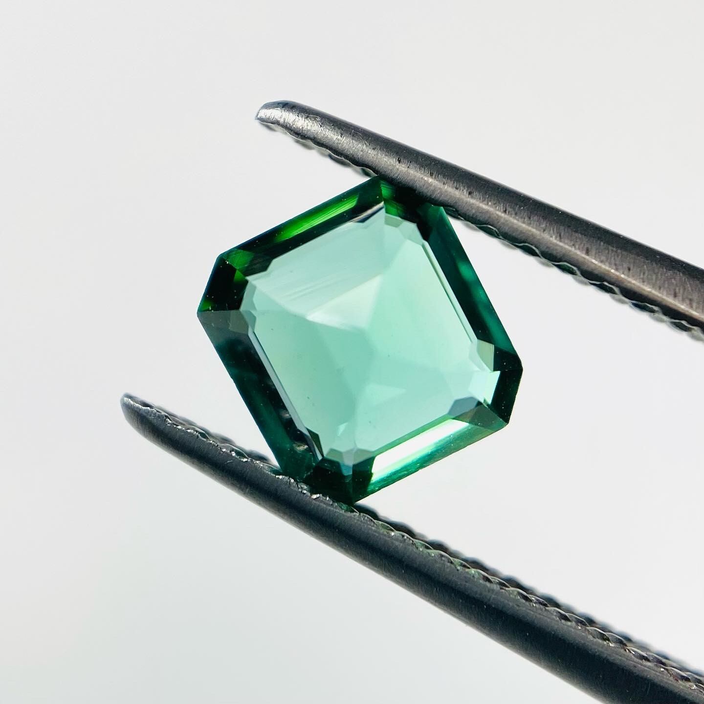 深くて不安定なエメラルドカラー トルマリン3