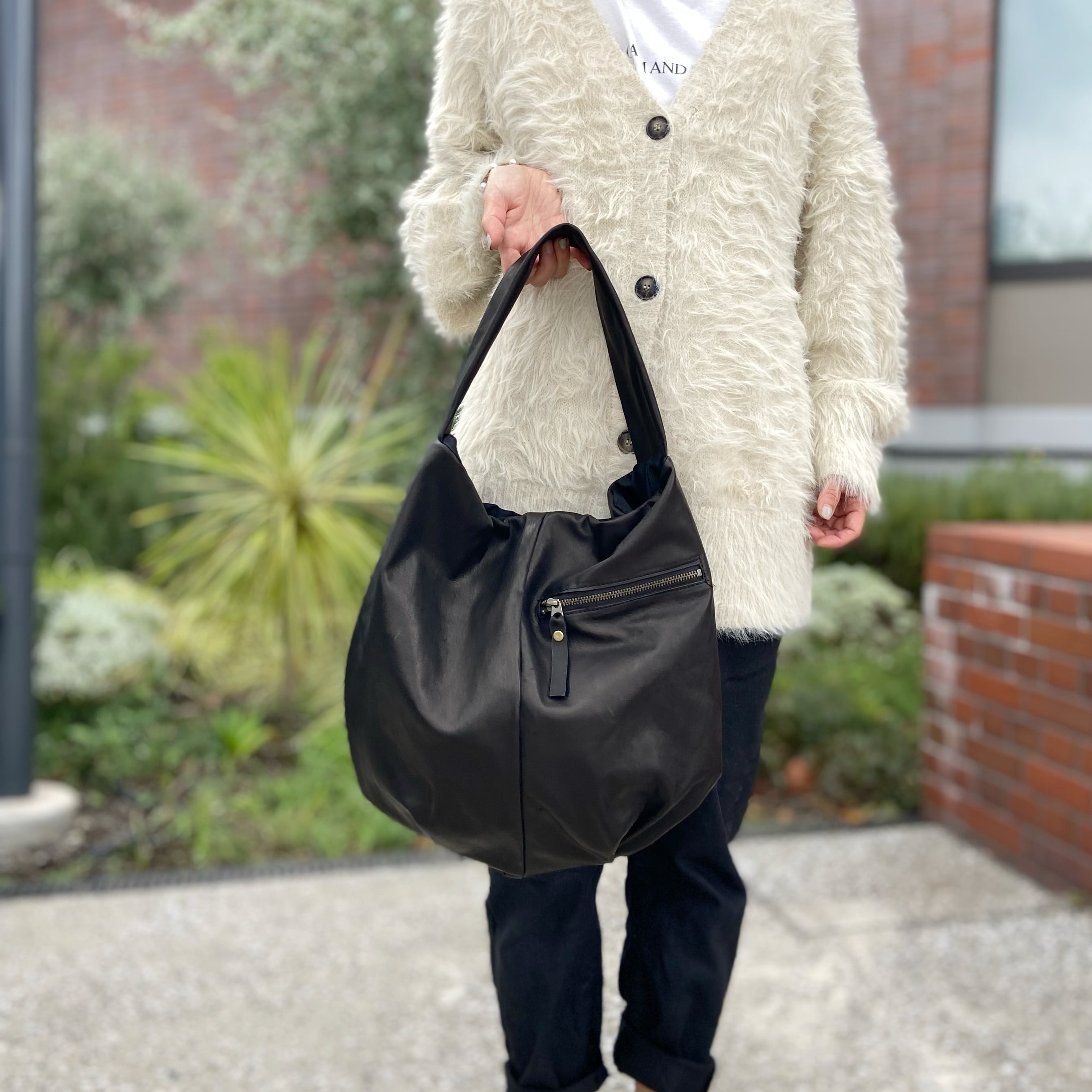 大きめラウンドショルダーバッグ*ホースレザー*ソフト*軽量*A4収納可