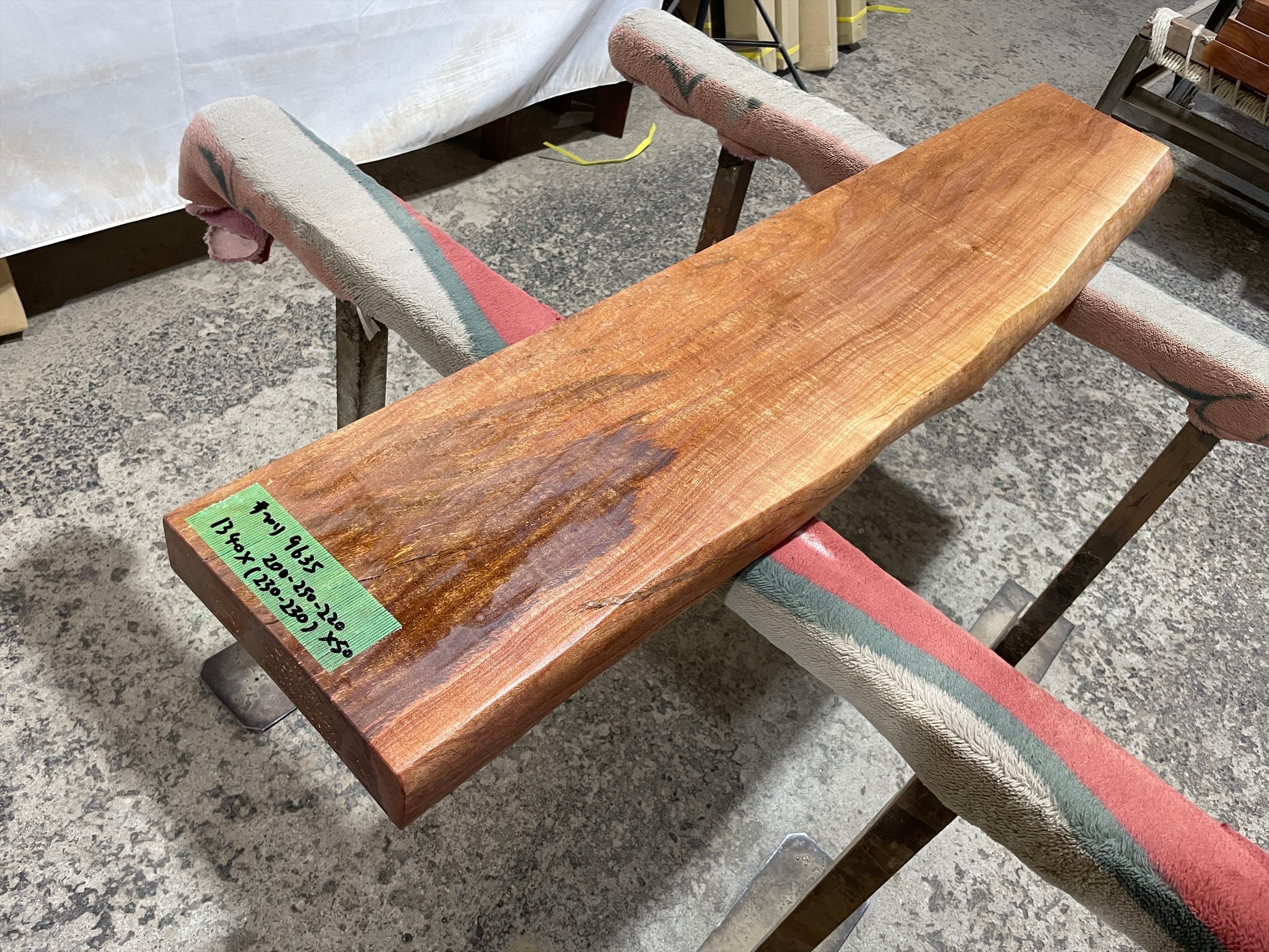 サペリ9635 一枚板無垢 乾燥材 1340x200-250-220x50mm ウレタン塗装 カウンター スツール デスク ローテーブル センターテーブル