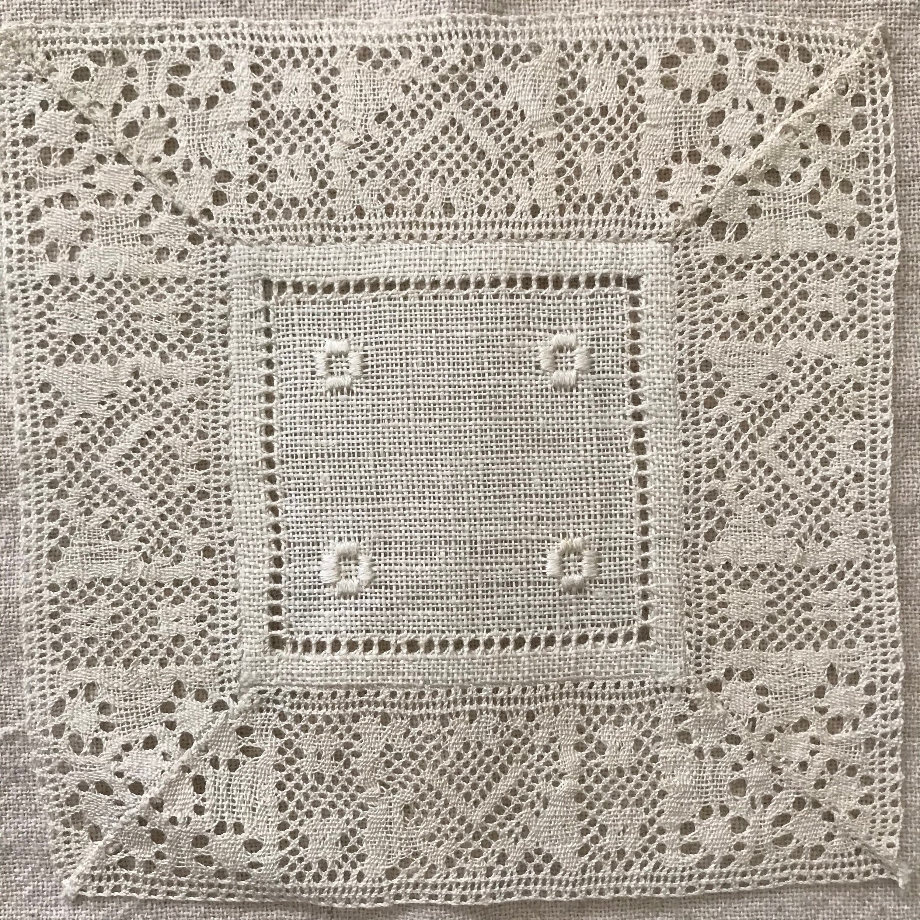 ふちがレースの布