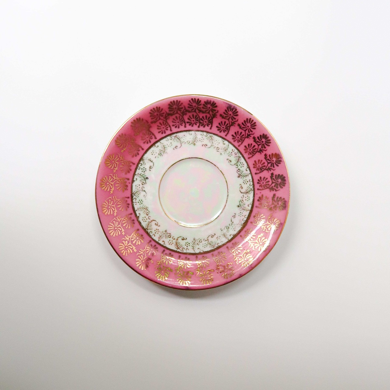 ピンクのソーサー
