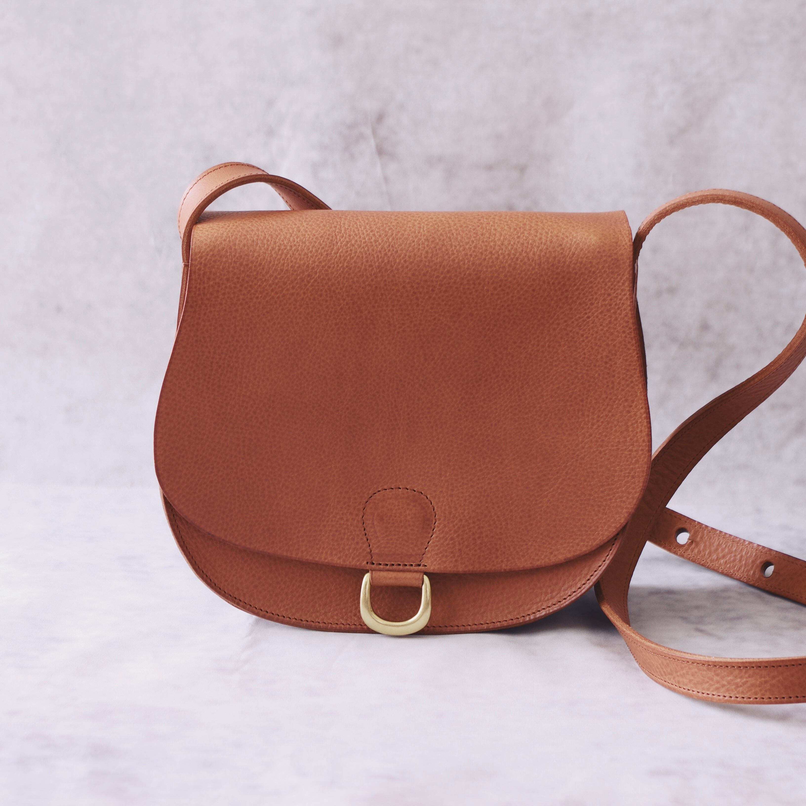 【ラウンドショルダーバッグ】ショルダーバッグ 斜め掛け 肩掛け ラージサイズ コニャック