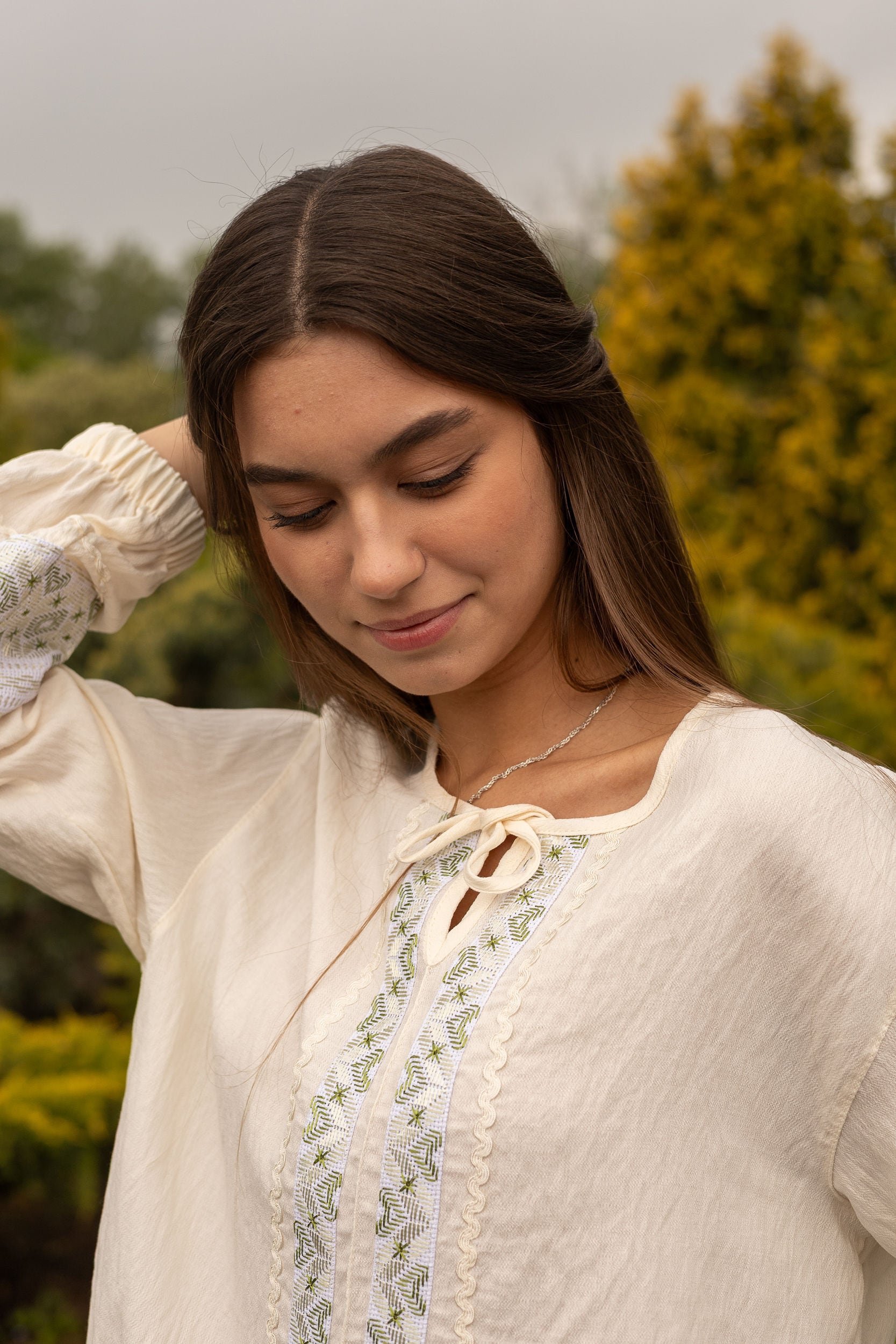 ウクライナ刺繍ヴィシヴァンカ シルク手刺繍 グラージュ・ニジンカ