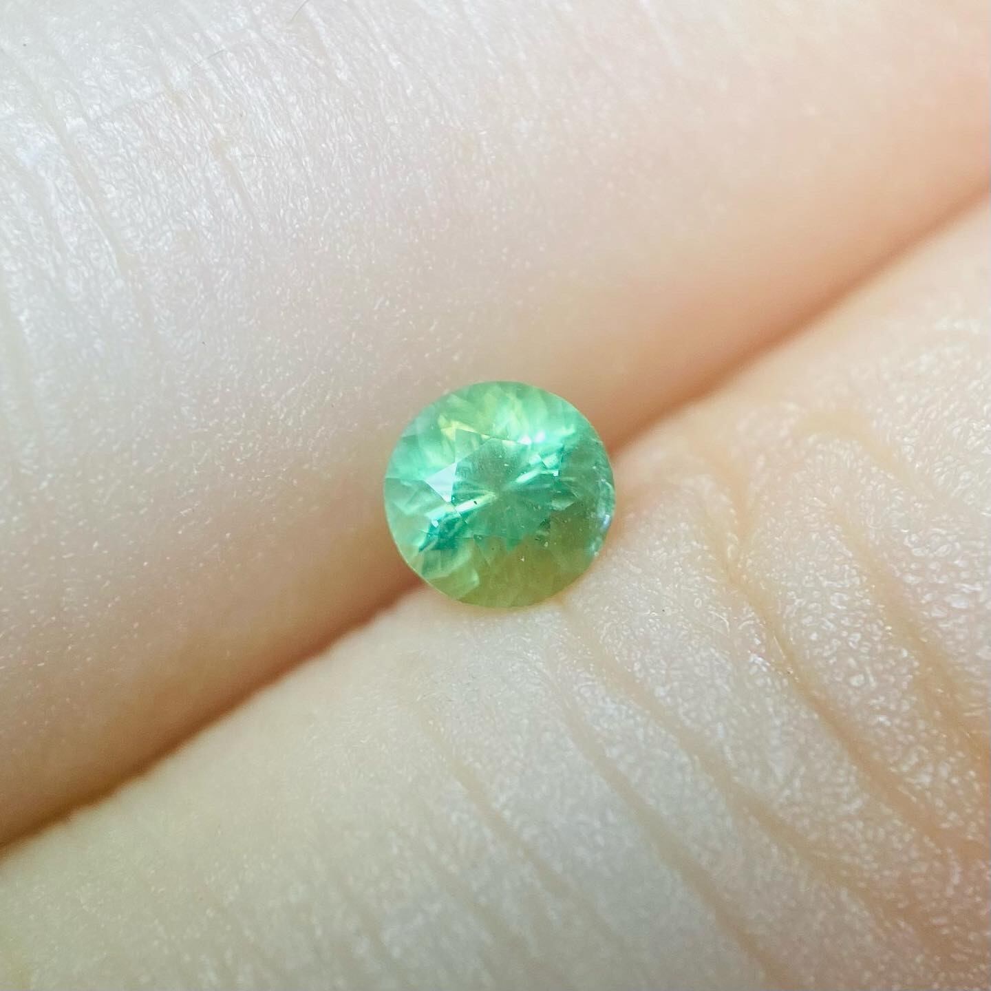 ネオンカラー、多色、シルキー、3拍子揃った希少コーネルピン