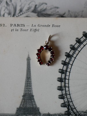 純銀　ホースシュー　ガーネット　ペンダントトップ　ヨーロッパヴィンテージ　ブロカント　