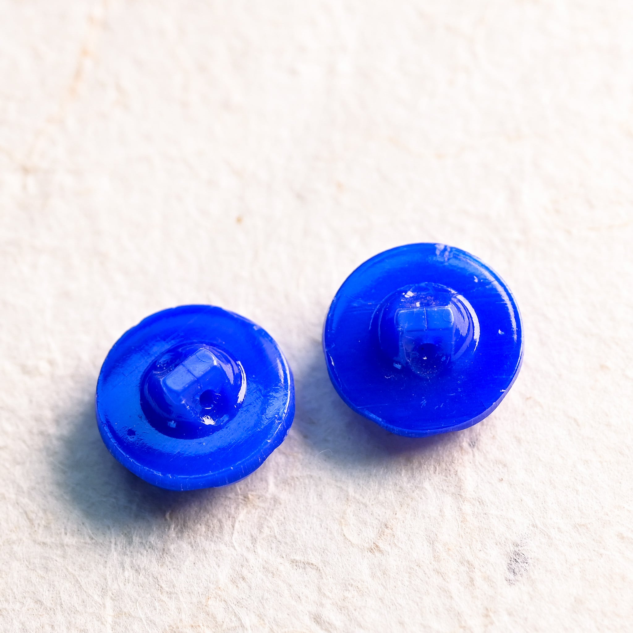 0525a フランス アンティーク ガラスボタン ビスクドール等の衣装パーツにも ゴールドにブルーのドットガラスの神秘的なボタンW1.1cm4個セット gbu