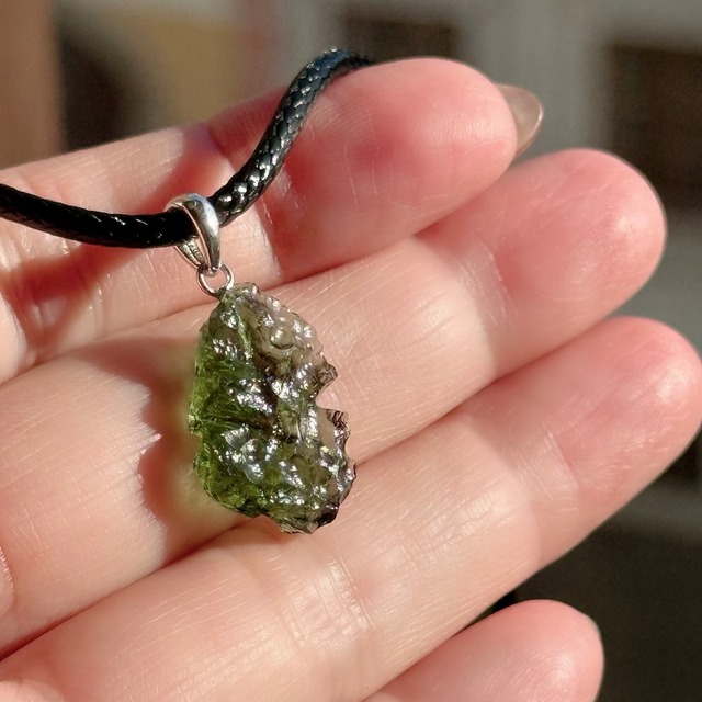 【本場買い付け】【最高品質】【希少石】モルダバイト　ペンダント（革ひも　or　チェーンつき　☆選べます）　NO.1