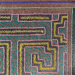 シピボ族の泥染め大刺繍14 黄色と緑太いデザイン　フリーハンドの刺繍　アマゾン・シピボ族の泥染め　タペストリー　先住民族の工芸　