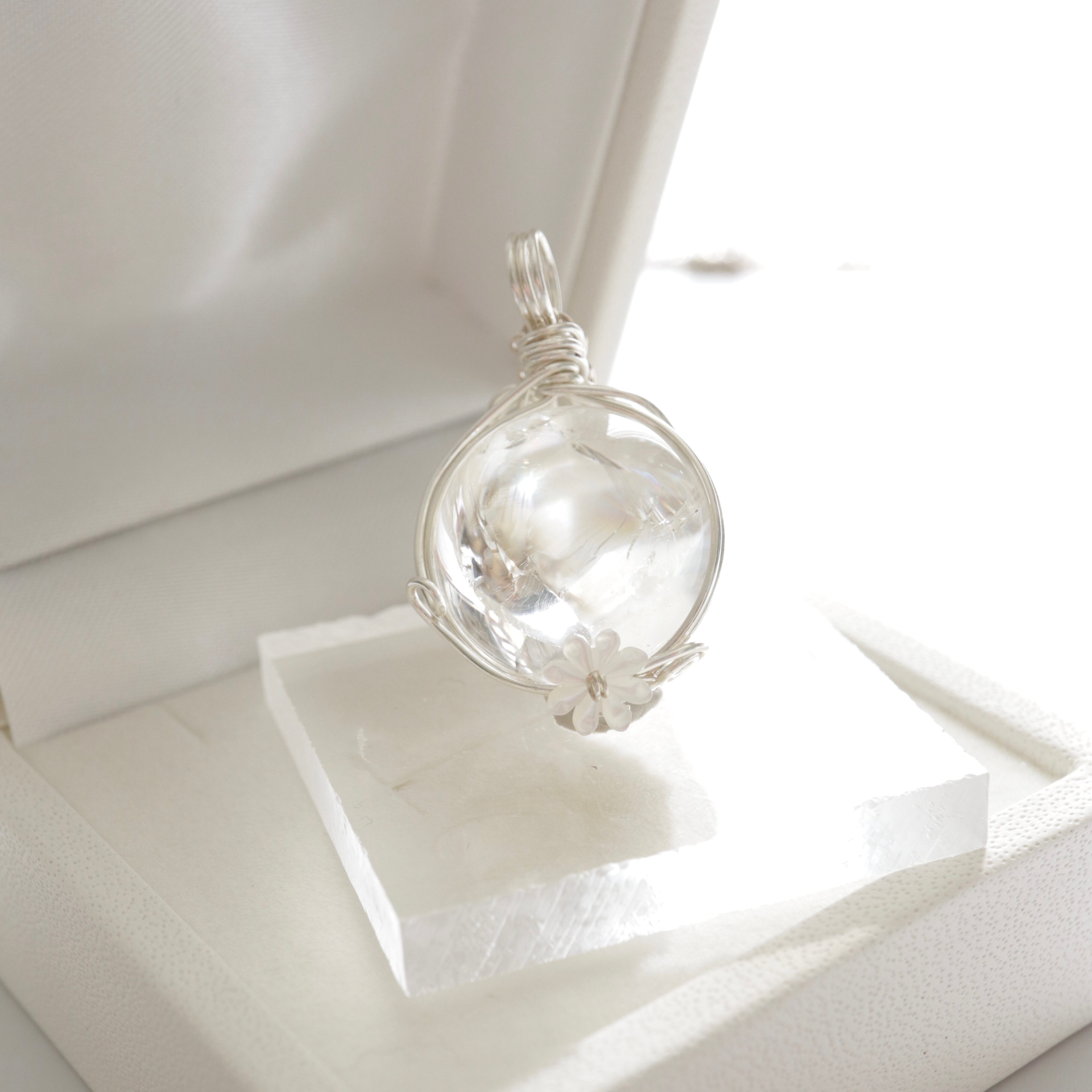 アイリスクォーツのスフィアペンダントトップ《透明な光に咲いた一輪》|希望と癒しの虹入り天然石