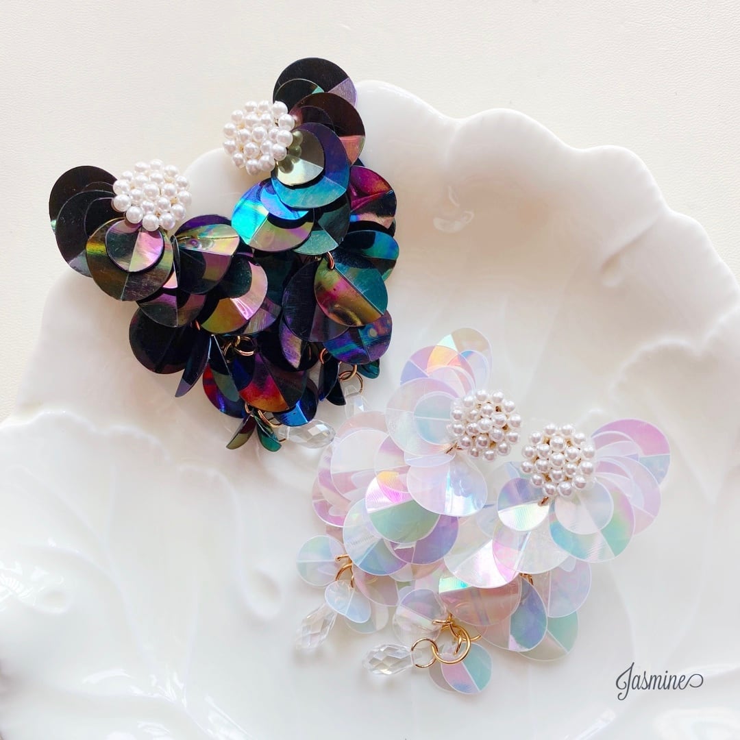 新 発売ハンドメイド・手芸 - 大ぶりスパンコールフラワーと大ぶり  