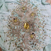 【ベリーダンス用 オリエンタル衣装】薄緑 ラインストーン 豪華 花柄 刺繍 パステルカラー ゴールド フリル レース 爽やか ブラトップ スカート アクセサリーセット インナーショーツ付き
