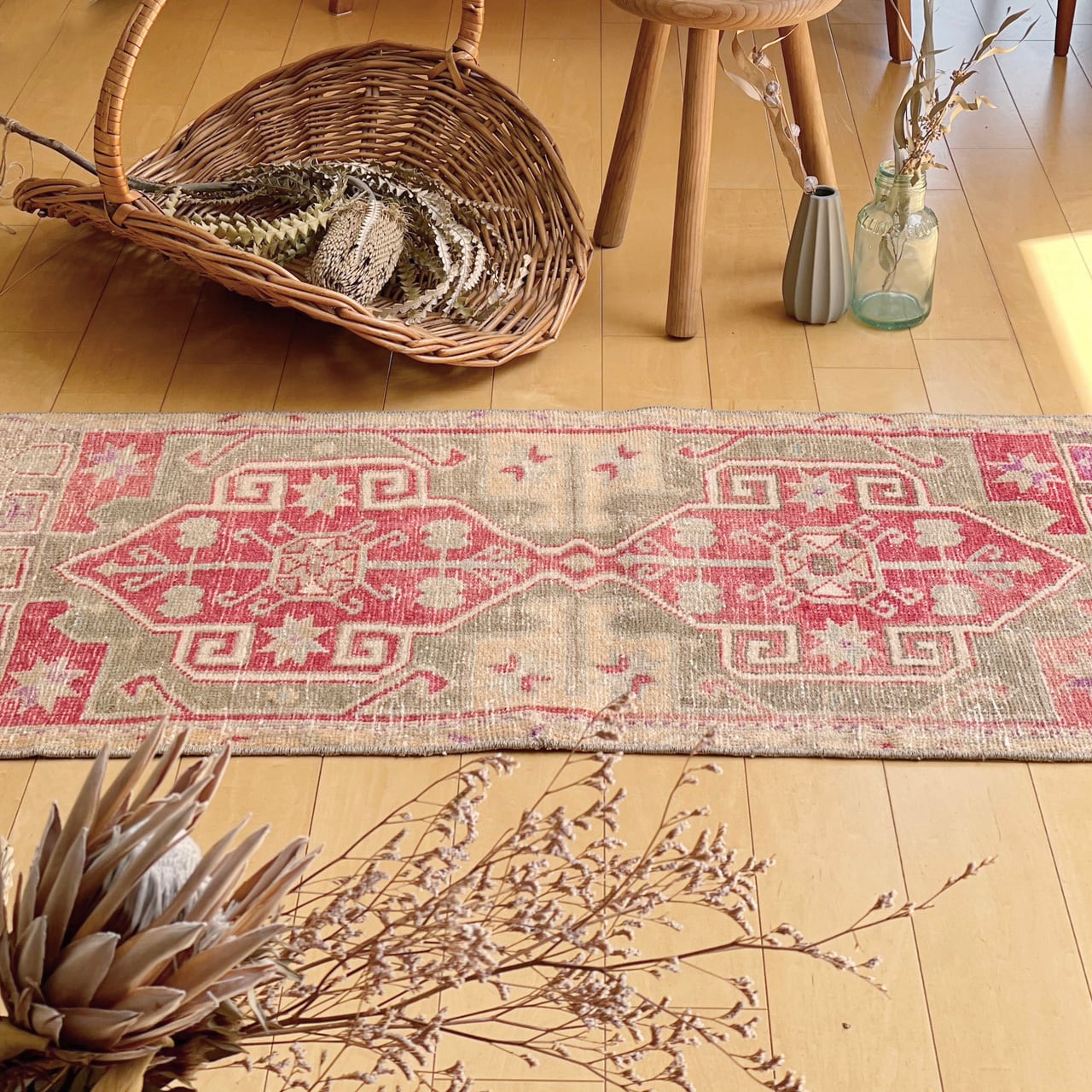 ヴィンテージラグ｜スモールvintage rug small * 祝祭のレッド feast red 50×108 [sra063] | ラグの間　｜　 ヴィンテージラグ・ヴィンテージミニラグ専門店 powered by BASE