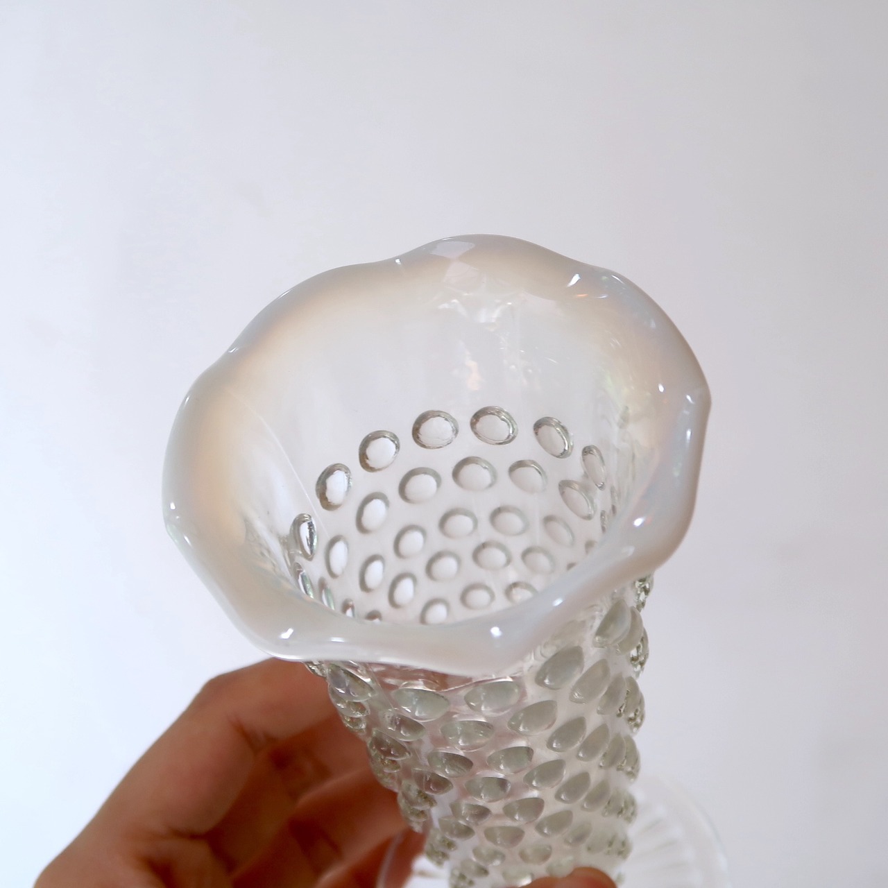 オパリンガラスの雨粒花瓶