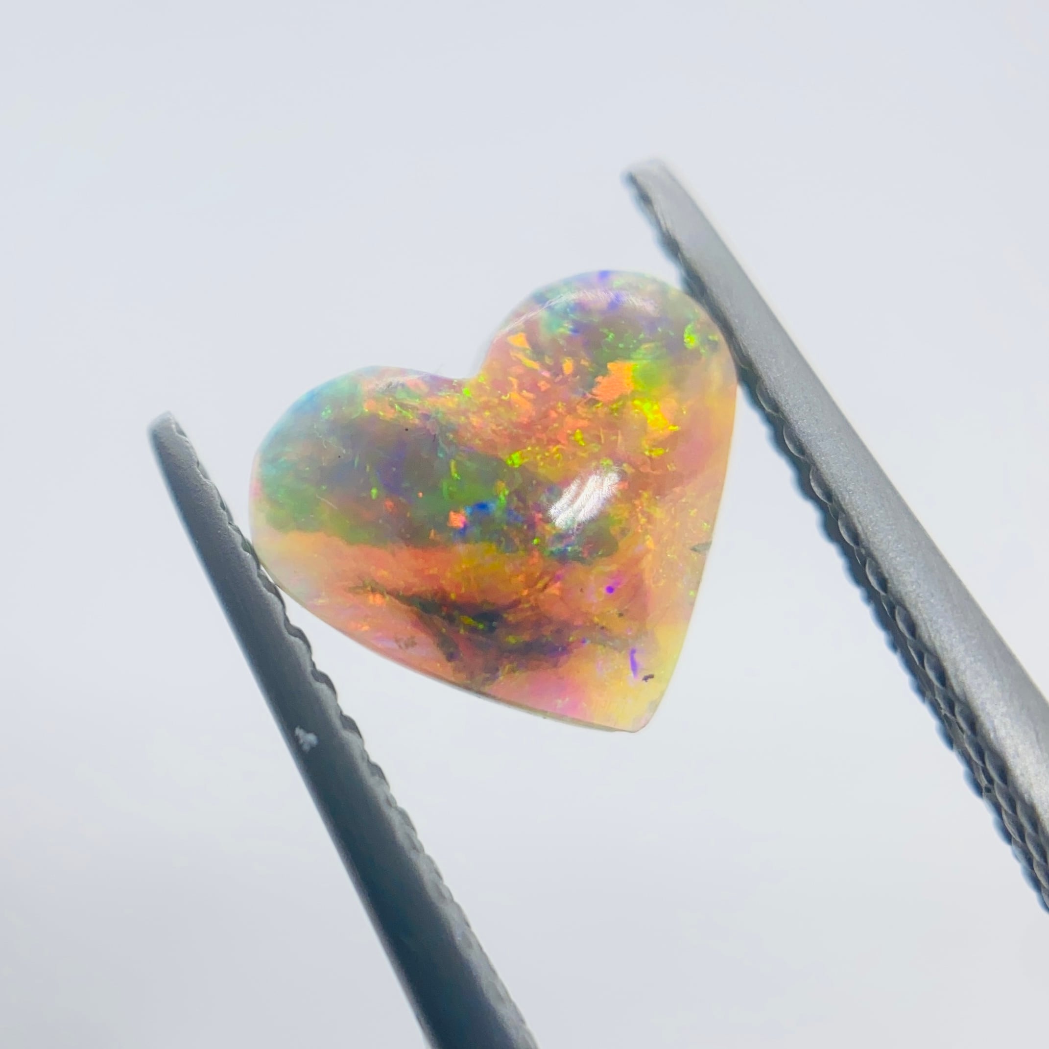 遊色の美しいハートオパール
