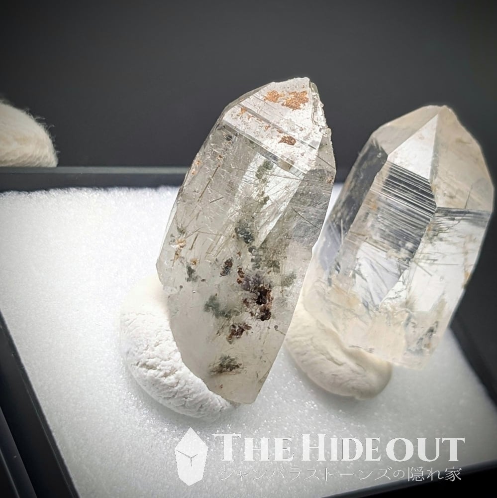 日本国産鉱物標本045 山梨県甲州市塩山竹森産草入り（苔土電気石入り