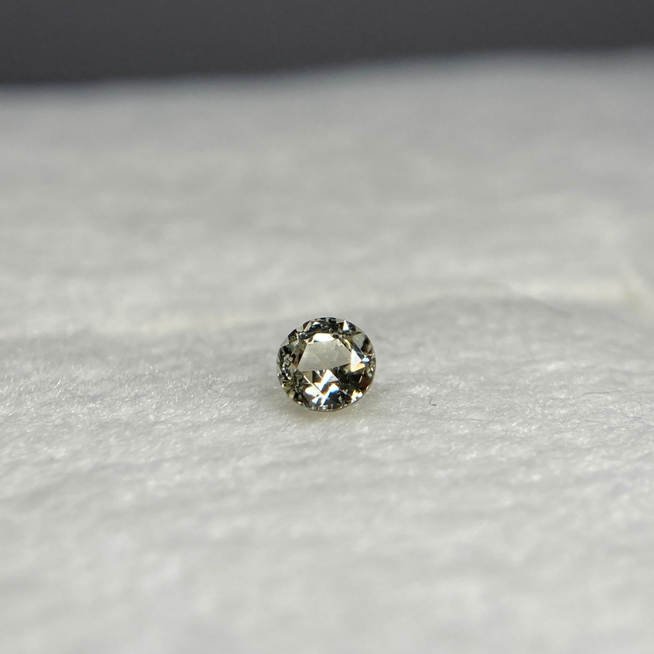 ローズカットサファイア 薄緑系 約2.9mm r-0134