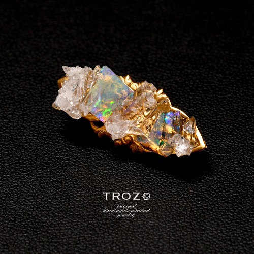 【065 Opal Fest 2022】 オパール × 水晶 鉱物原石 ブローチ 天然石 アクセサリー (No.2707)