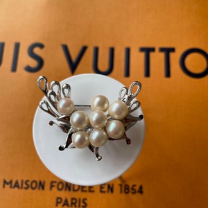 シルバーパールブローチ