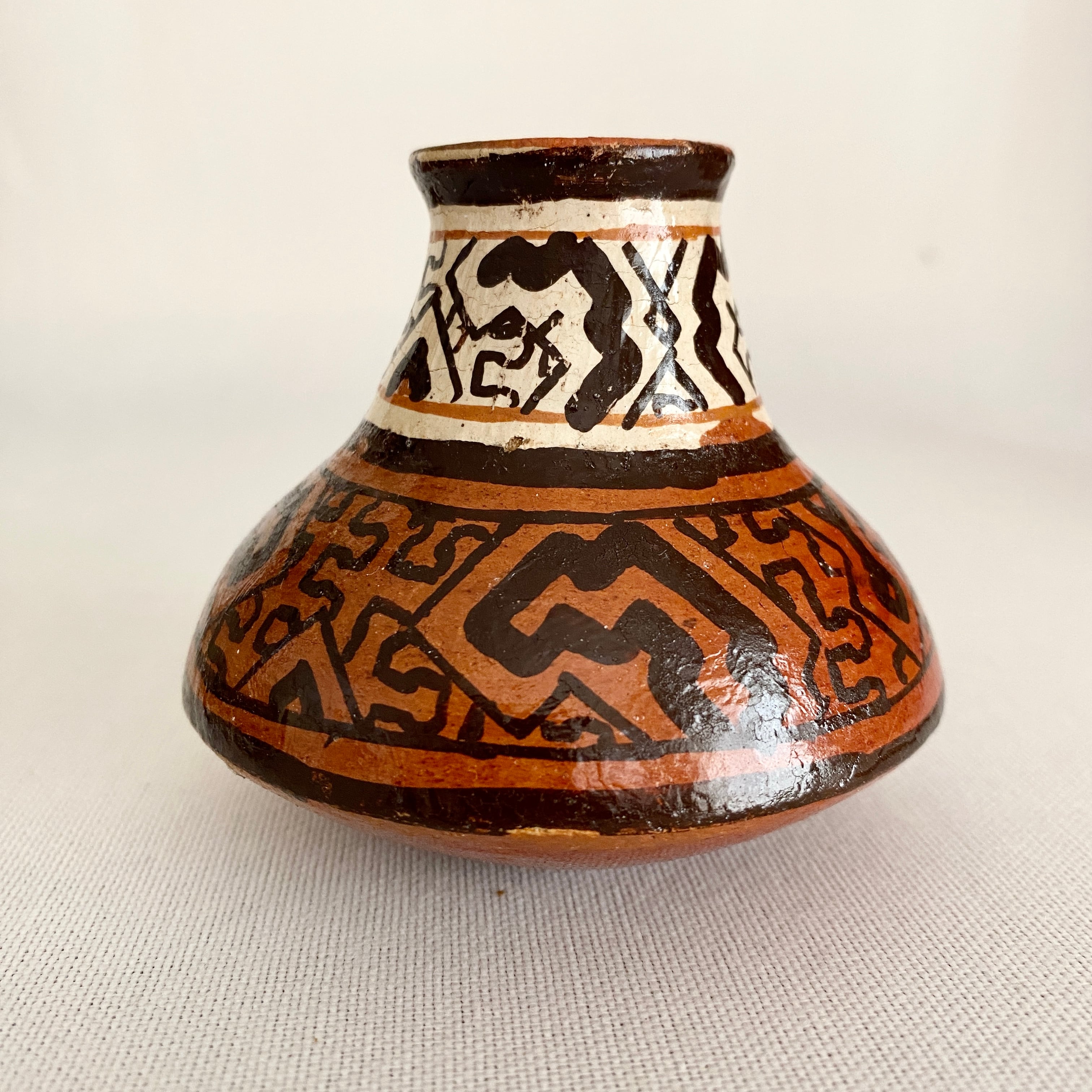ブラジル　先住民族　壺　民芸素材テラコッタ彩色