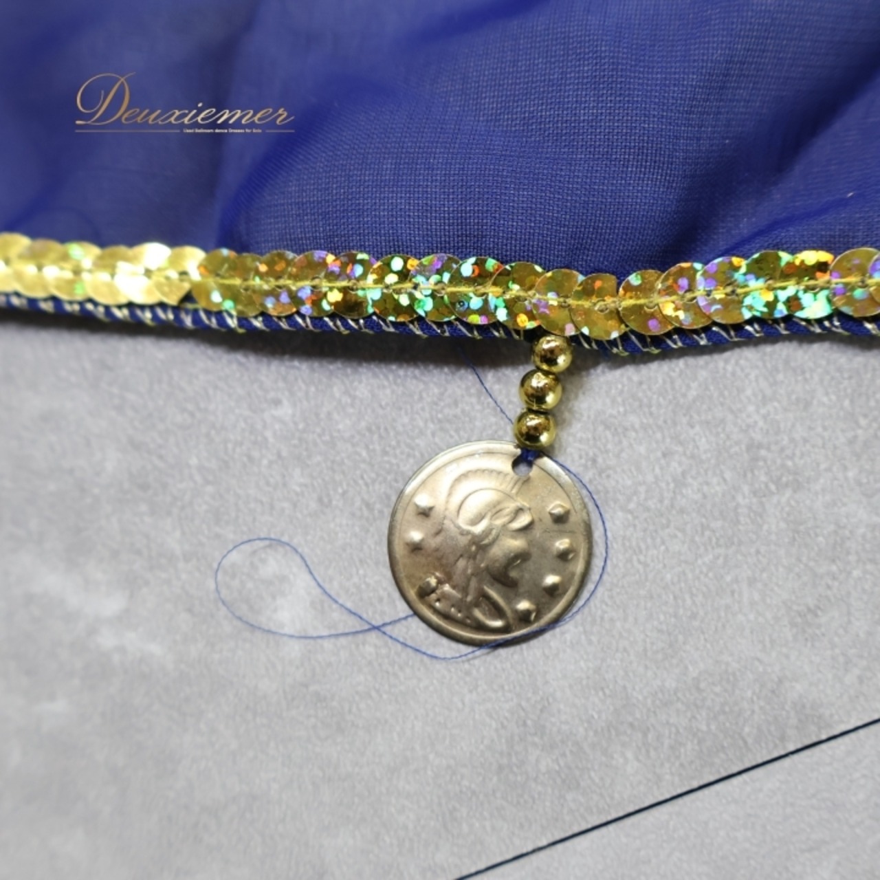 ベリーダンス 衣装 上下セット ブルー系 トップス ズボン フェイスベール ヘッドスカーフ アーム アーム飾り ハーレムパンツ パンツ 青 金 アラジン コスプレ 華やか 練習 レッスン スパンコール ラインストーン コイン キラキラ 鮮やか ゴールド系