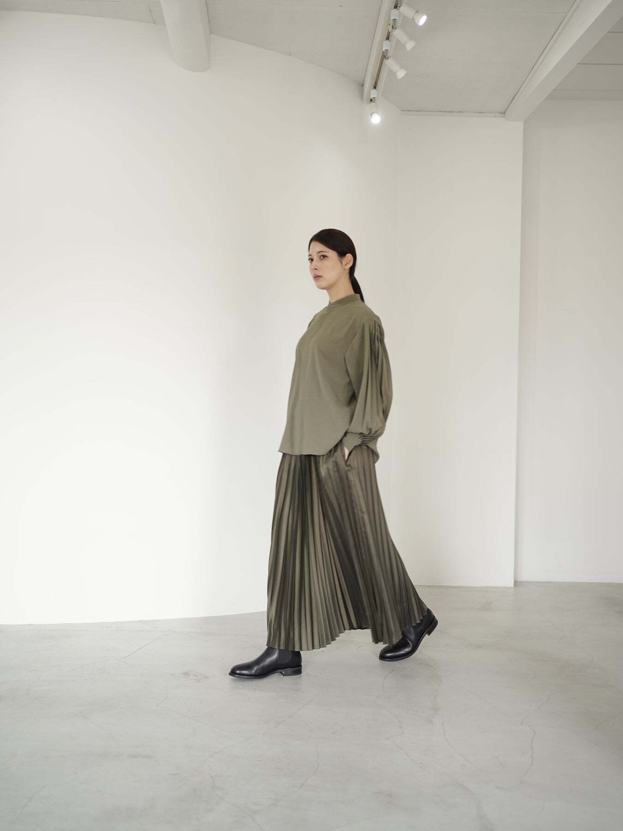 itochi - Polyester Twill Halfway Accordion-Pleated Skirt :Olive|ハーフウェイ・アコーディオンプリーツ/サーキュラー/ポリエステルツイル/洗濯機可