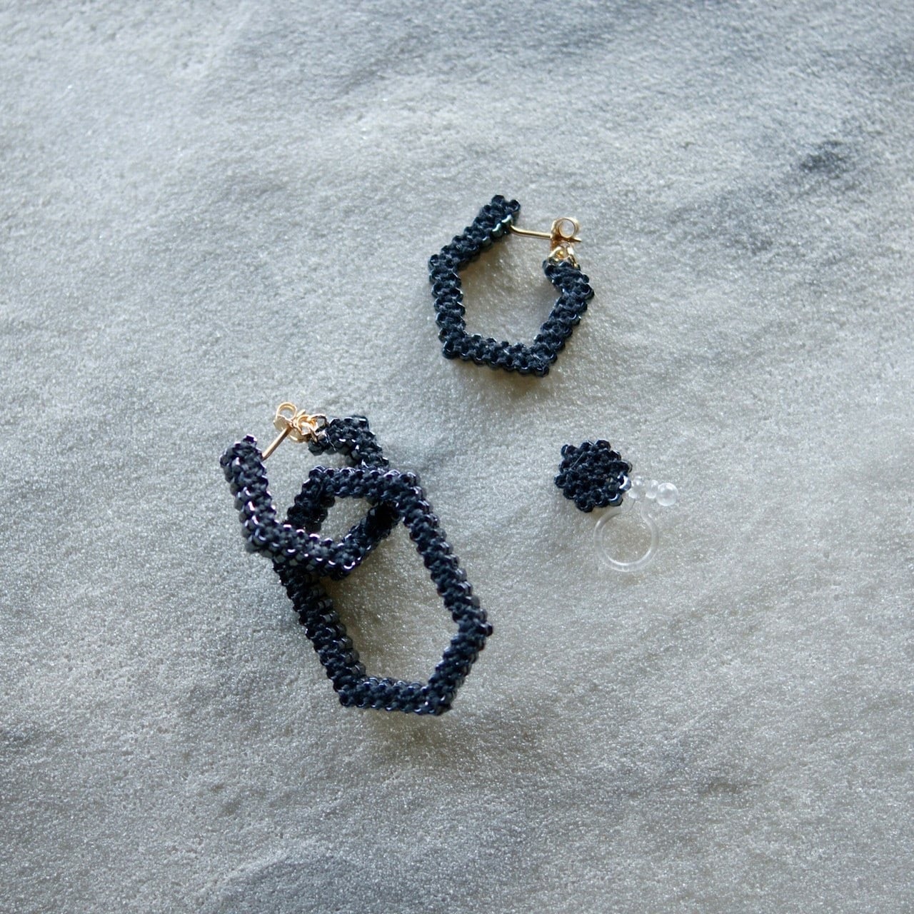 Fil et bijou 黒3層アシンメトリーピアス