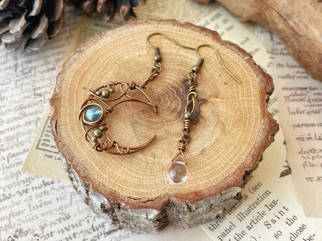 【アクアオーラ】月魔法のピアス(アンティークゴールド)