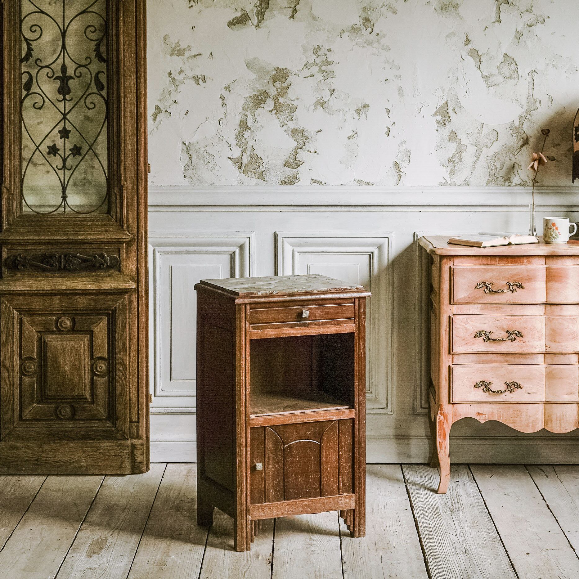 サイドチェスト/チェスト/天板/マーブル模様/大理石/アンティーク/ディスプレイ/空間装飾