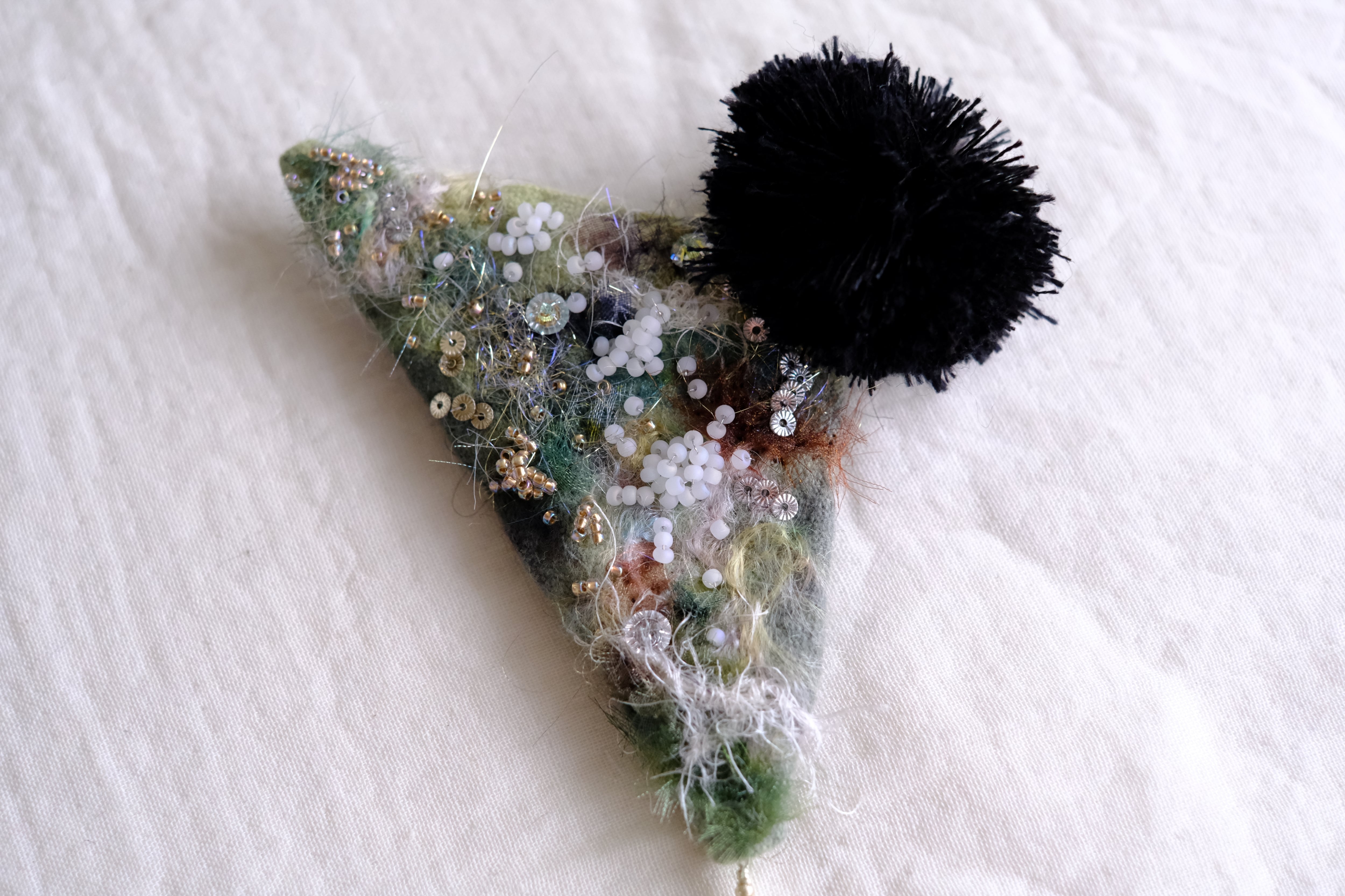 ブローチ　a-0827