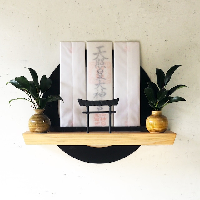 ［壁付け］アイアンのモダン神棚（御札三枚）鉄の輪 + 鍛鉄の鳥居 × 国産無垢材ひのきの神棚